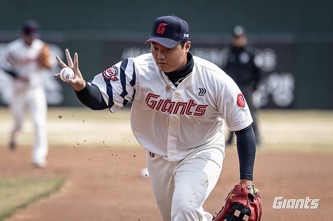 시범경기 중 옆구리 부상으로 이탈했던 롯데 자이언츠 프랜차이즈 스타 한동희(27)가 두 경기 연속 실전 경기를 소화하며 복귀 준비를 마쳤다. 김태형 감독의 심중에 시선이 모인다. 사진=롯데 자이언츠
