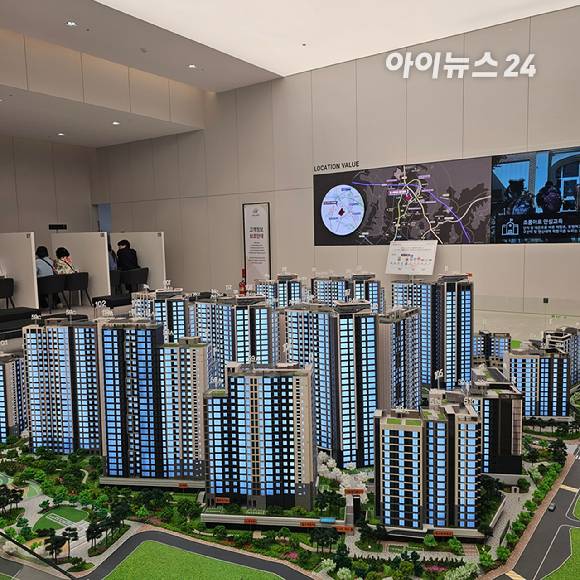 과거 분양 당시 '힐스테이트 메디알레' 견본주택 내 단지 모형도 2025.05.09 [사진=이효정 기자 ]