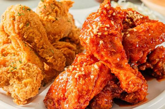 실온에 방치된 음식을 섭취할 경우 식중독으로 이어질 수 있다는 전문가 설명이 나왔다. 사진은 양념 반 후라이드 반 치킨. [사진=funbeerking.us]