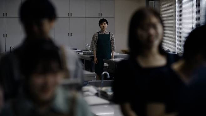영화 ‘차임’의 요리강사 마쓰오카는 수강생의 극단적 행동 이후 내면에 균열이 가기 시작한다. [사진 디오시네마]