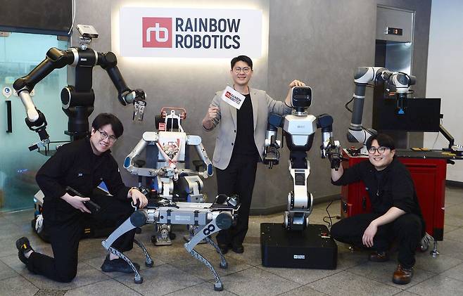 레인보우로보틱스의 허정우 CTO(가운데)가 25일 연구원들과 함께 대전시 문지동 사옥에서 2족, 4족 로봇들 앞에 섰다. 김성태 객원기자