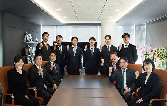 앞줄 왼쪽부터 성보영·정진우·박민우 변호사. 뒷줄은 도주호·문준섭·김형주·이용우 변호사, 송석준 인턴, 김신재 변호사. 오른쪽 앞줄은 이승철·이춘수·이자령 변호사. [사진 법무법인 LX]