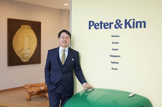 론스타·엘리엇 등 초대형 국제중재 사건에서 한국 정부를 대리해 완승을 이끈 ‘피터앤김(Peter & Kim)’의 김갑유 대표변호사(사법연수원 17기)는 국제중재 분야 1세대 전문가로 꼽힌다.