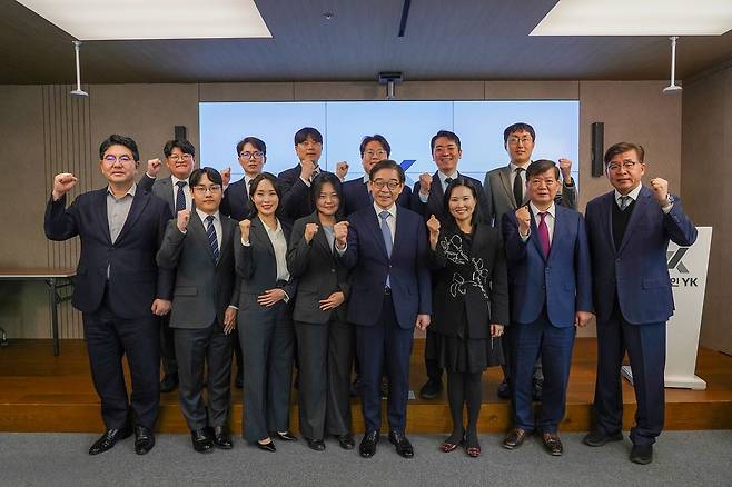 법무법인 YK 중대재해센터. 앞줄 왼쪽부터 강경훈 대표변호사, 임호균·김영지·송영주 변호사, 권순일 대표변호사, 조인선 변호사, 배성범·한상진 대표변호사. 뒷줄 왼쪽부터 양성국·김민혁·김효빈·배연관·유상진·홍석일 변호사. [사진 YK]