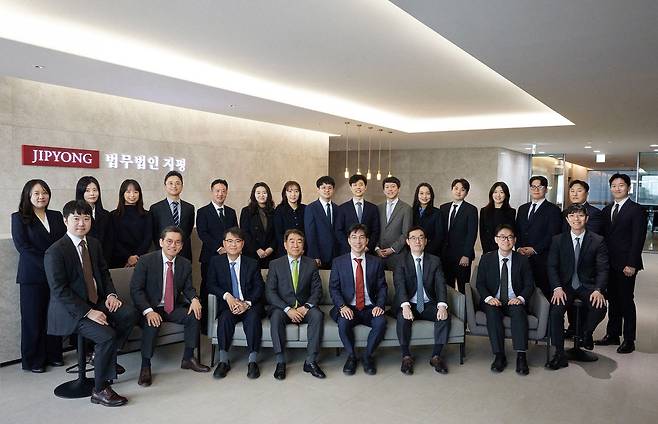 지평 공정거래그룹. 앞줄 왼쪽부터 반시계방향으로 박상진·황인영·김동아 변호사, 김성하 고문, 김지홍 대표변호사, 이병주(그룹장)·김상윤·고기승·주재헌 변호사, 이득훈 전문위원, 이상엽·김가현·설민우·염주민·이온달·조용진·안재민·안주연·신혜원 변호사, 오순호 전문위원, 이종헌·안지영·곽영주·표슬비 변호사. [사진 지평]