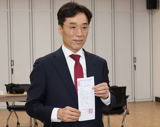 부산교육감 재선거 후보 등록 첫날인 지난해 3월 13일 최윤홍 전 부교육감이 부산 연제구 부산시선거관리위원회에서 등록 서류를 제출한 뒤 접수증을 들어 보이고 있다. 송봉근 객원기자