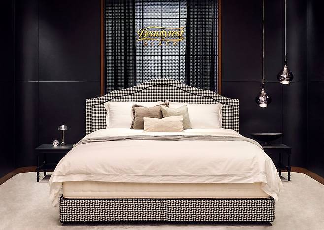 침대 업계 소비 트렌드가 '하이엔드 VS 가성비'로 양극화하는 가운데, 시몬스의 1000만원 이상 최상위 라인인 ‘뷰티레스트 블랙’이 2016년 출시 이후 지난해까지 매년 두 자릿수 성장세를 이어가고 있다. 사진 시몬스