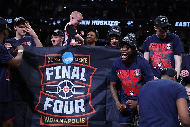 지난 30일(한국시간) 미국 워싱턴DC 캐피털원 아레나에서 열린 2026 NCAA 남자농구 토너먼트 8강전에서 유콘이 듀크대를 73-72로 꺾고 4강에 진출한 뒤 선수들이 환호하고 있다. AFP=연합뉴스