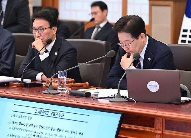 이재명 대통령(오른쪽)이 31일 청와대에서 열린 국무회의에서 자료를 보고 있다. [청와대사진기자단]