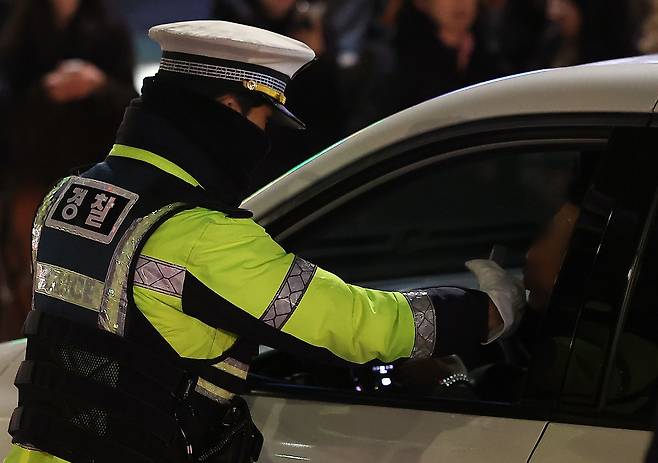 경찰이 서울 관악구의 한 도로에서 음주·약물운전 특별단속을 하고 있다. 뉴스1