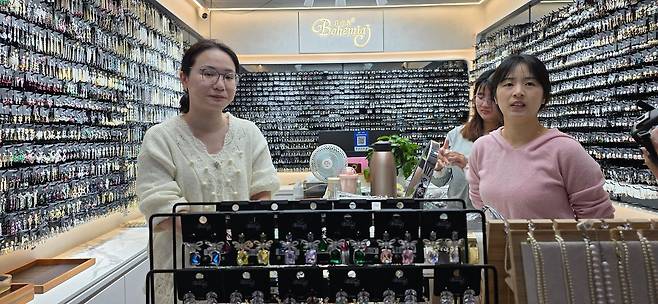 이우 국제상무성 1기에 자리 잡은 보석 장식품 매장. 국제상무성에는 현재 약 2만여 종류의 소상품이 바이어들을 기다리고 있다. 한우덕 기자