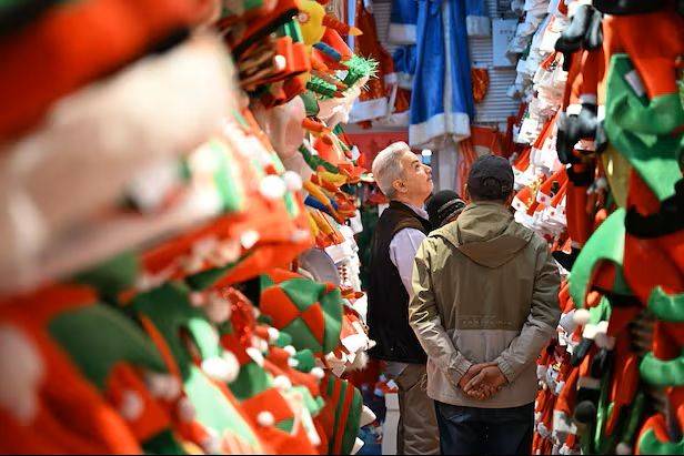 지난해 12월 이우의 국제상무성에서 수입상들이 성탄절 상품을 보고 있다. [신화=연합뉴스]