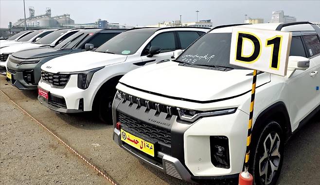 < 발 묶인 인천항 중고차 > 지난 26일 인천 항동 인천내항 4부두에 아랍어가 적힌 번호판을 단 중고차가 선적을 앞두고 주차돼 있다. 김우섭 기자