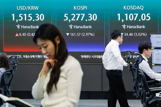 지난 30일 서울 중구 하나은행 본점 딜링룸. /사진=뉴스1