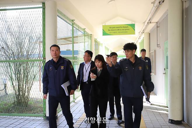 지난 24일 충남 천안교도소 운동장에서 외국인 수용동으로 향하는 길목에 ‘지나간 것은 되돌릴 수 없지만, 미래는 바꿀 수 있다’는 의미의 영어와 중국어 푯말이 천장에 걸려 있다. 법무부 제공