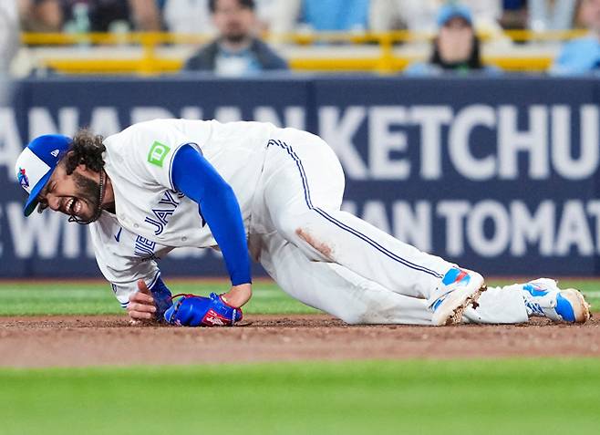 토론토 코디 폰세가 31일 캐나다 토론토의 로저스센터에서 열린 콜로라도와의 홈경기에 선발 등판해 3회 땅볼 타구를 처리하다 무릎을 다쳐 쓰러지며 고통스러워하고 있다.  토론토 | AFP연합뉴스