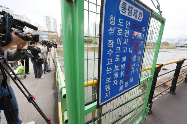31일 대구 북구 칠성동 잠수교 아래 신천에서 여성의 시신이 담긴 캐리어가 발견된 가운데 캐리어가 발견된 지점을 취재하기 위해 취재진이 모여있다. 연합뉴스