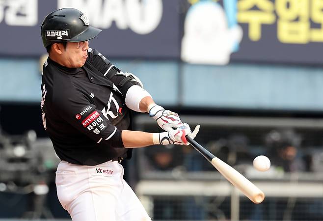 KT Wiz’s Heo Kyoung-min hits a game-tying two-run home run with two outs and a runner on first in the top of the sixth inning against the LG Twins during a KBO League game at Jamsil Baseball Stadium in Songpa District, southern Seoul, on March 29. [NEWS1]