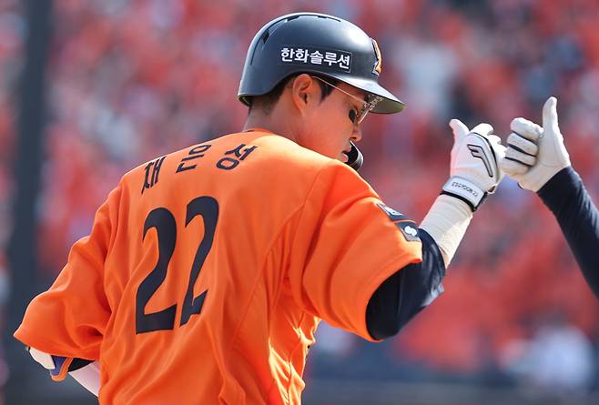 Hanwha Eagles’ Chae Eun-seong gives a thumbs-up after hitting a solo home run with one out in the bottom of the fourth inning against the Kiwoom Heroes in a KBO League regular-season opener at Hanwha Life Ballpark in Daejeon on March 28. [NEWS1]
