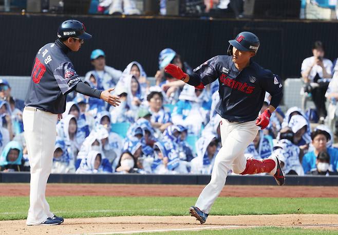 Lotte Giants’ No Jin-hyuk rounds the bases after hitting a solo home run in the top of the fifth inning against the Samsung Lions during a KBO League game at Samsung Lions Park in Daegu on March 29. [YONHAP]