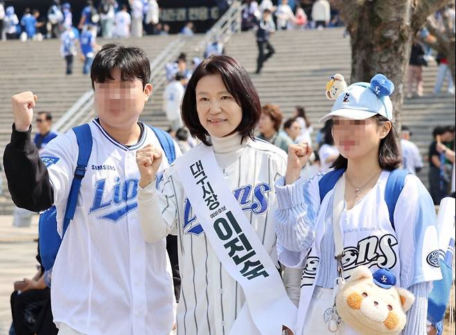 이진숙 전 방송통신위원장이 지난 28일 대구 삼성라이온즈 파크에서 열린 프로야구 개막식에서 시민들과 사진촬영을 하고 있다. 이진숙 페이스북 갈무리