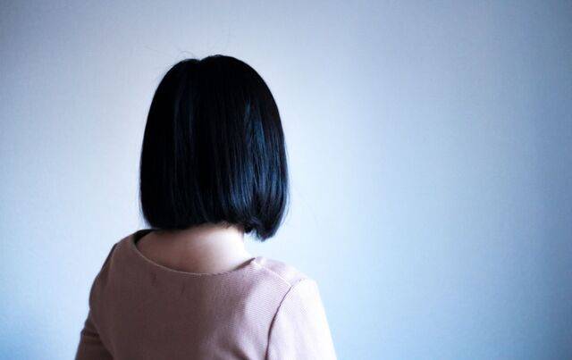 스페인 20대 여성의 안락사 선택에 대해 교계는 생명은 신의 영역이며 돌봄이 우선돼야 한다고 강조한다. 사진은 한 여성이 벽을 바라보며 외롭게 서 있는 모습. 게티이미지뱅크