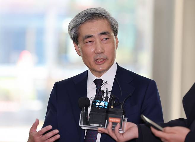 신현송 한국은행 총재 후보자가 31일 서울 중구 한화금융플라자에 마련된 인사청문회준비사무실로 출근하며 취재진의 질문에 답하고 있다. 연합뉴스