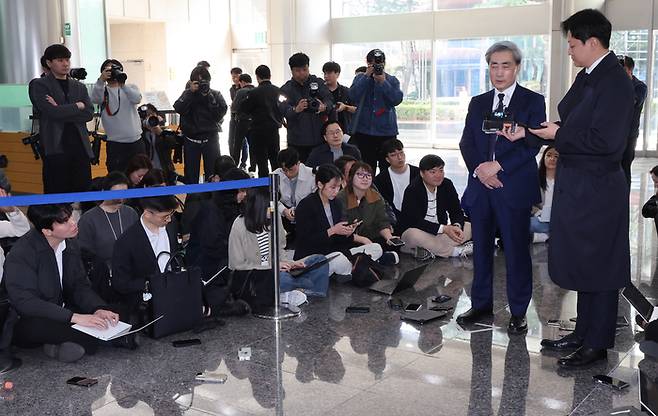 신현송 한국은행 총재 후보자가 31일 서울 중구 한화금융플라자에 마련된 인사청문회 준비 사무실로 출근하며 취재진의 질문에 답하고 있다. [연합뉴스]