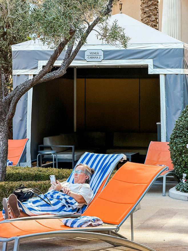 가든 오브 더 가즈 풀 오아시스에서 쉬고 있는 투숙객 / 사진=권효정 여행+ 기자