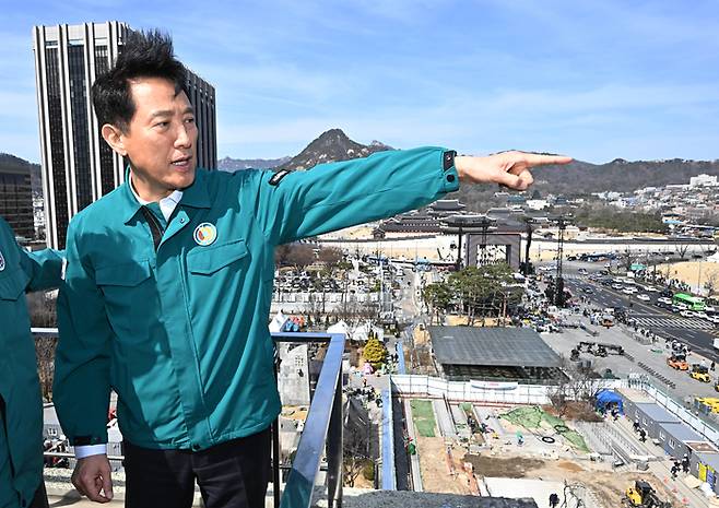 오세훈 서울시장이 지난 19일 서울 종로구 세종문화회관에서 광화문광장에 준비 중인 방탄소년단(BTS)의 컴백 공연 무대 설치 현장을 살펴보고 있다. [공동취재]