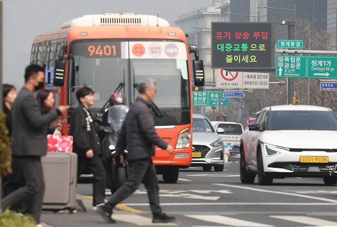 중동전쟁으로 유가가 오른 가운데 시민들이 횡단보도를 건너고 있다. [이승환 기자]
