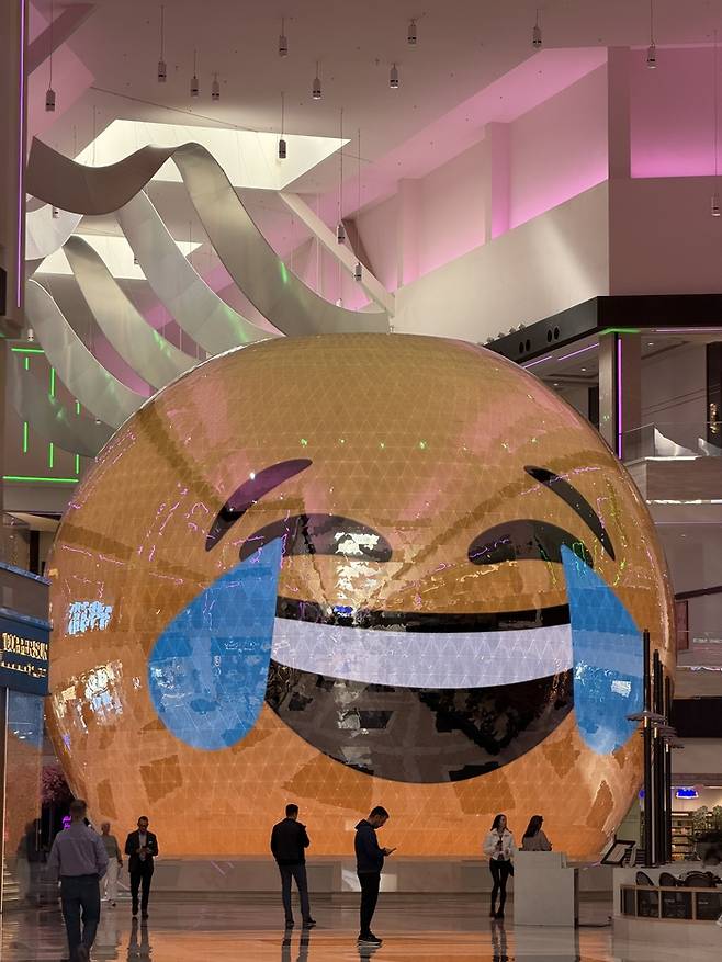 LED 구형 구조물 ‘글로브(Globe)’ / 사진=권효정 여행+ 기자