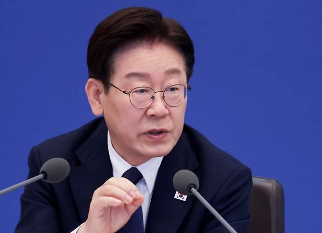 이재명 대통령이 31일 국무회의에서 언급한 ‘긴급재정명령’에 대해 관심이 쏠리고 있다. [연합뉴스]