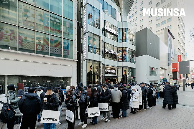 무신사 스토어 명동점 입장 대기줄 [무신사]