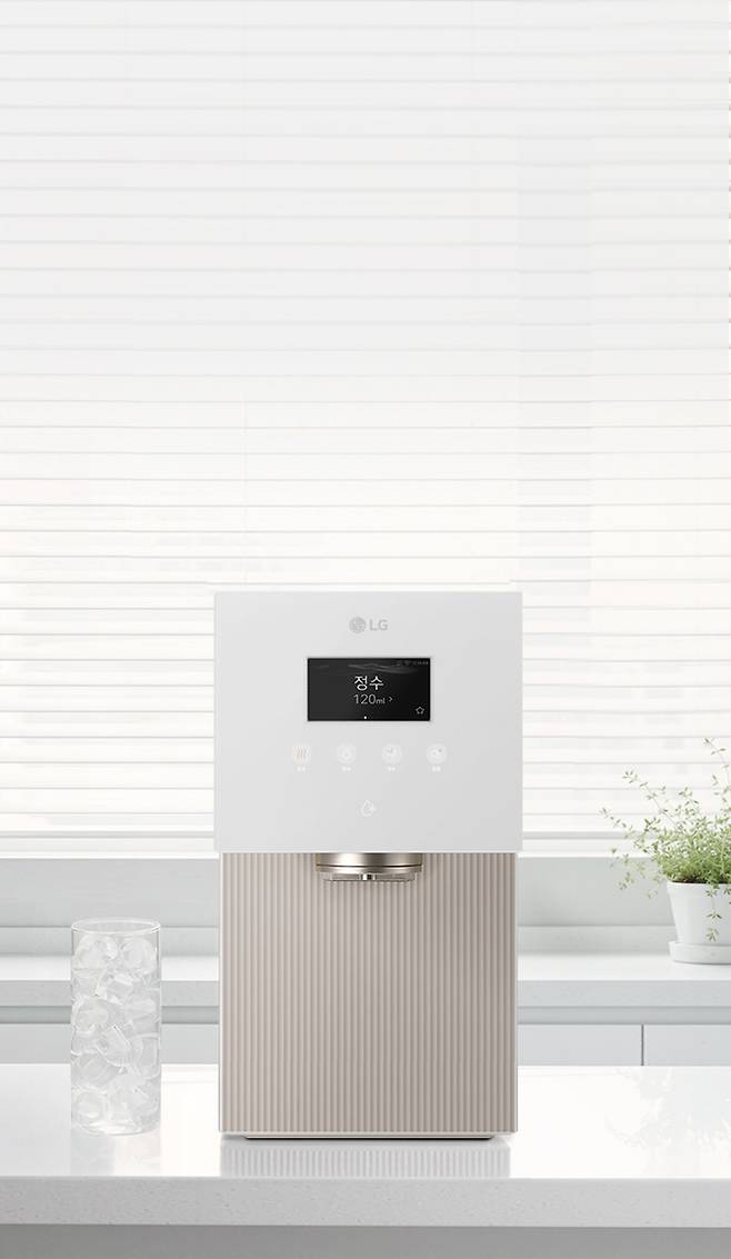 LG전자가 이달 ‘LG 퓨리케어 오브제컬렉션 얼음정수기’ 후속 신모델을 출시했다. 제빙 성능을 유지하면서도 직전 모델 대비 가격 부담을 낮췄다. 디자인 측면에서는 전면 출수 레버를 없앴다.[LG전자]