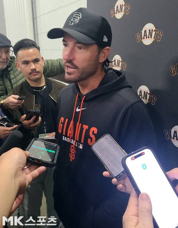 감독으로 첫 승을 거둔 바이텔로가 인터뷰를 갖고 있다. 사진(美 샌디에이고)= 김재호 특파원