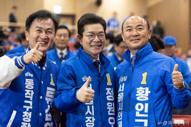 (서울=뉴스1) 이승배 기자 = 정원오 더불어민주당 서울시장 예비후보가 30일 서울 여의도 국회 의원회관에서 열린 서울 현장 최고위원회의에 참석해 사진촬영을 하고 있다. 2026.3.30/뉴스1  Copyright (C) 뉴스1. All rights reserved. 무단 전재 및 재배포,  AI학습 이용 금지. /사진=(서울=뉴스1) 이승배 기자