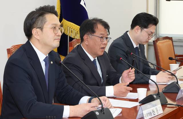 쌍방울 대북송금 사건 당시 이화영 전 경기도 평화부지사 변호인이었던 서민석 변호사가 29일 국회에서 당시 박상용 검사와 통화를 한 녹취록을 공개하며 발언하고 있다. 왼쪽부터 전용기 더불어민주당 의원, 서 변호사, 김동아 의원. 연합뉴스