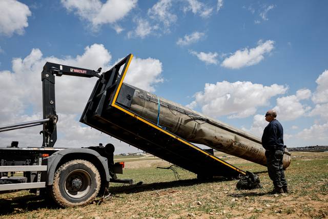 30일 이스라엘 남부 자아루라 인근에 떨어진 미사일 잔해 일부가 차량에 실리고 있다. 로이터 연합뉴스
