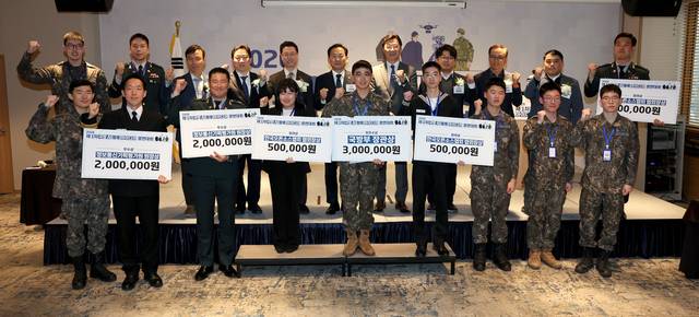31일 서울 용산구 전쟁기념관 피스앤파크컨벤션에서 열린 2026년 제1차 국방 AI 활용 아이디어 경연대회에서 이두희 국방부 차관이 수상자들과 함께 기념촬영을 하고 있다. 서울=조종원 기자  2026년 3월 31일. 서울 용산구. 전쟁기념관 피스앤파크컨벤션 2026년 제1차 국방 AI 활용 아이디어 경연대회 조종원