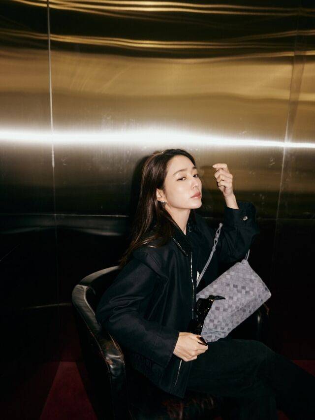 이민정이 시크한 매력으로 시선을 사로잡았다. / 이민정 SNS