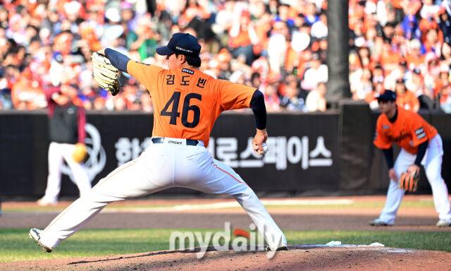 2026년 3월 28일 오후 대전 한화생명볼파크에서 열린 ‘2026 신한 SOL KBO리그' 개막전 키움 히어로즈와 한화 이글스의 경기. 한화 김도빈이 9회초 역투하고 있다./마이데일리