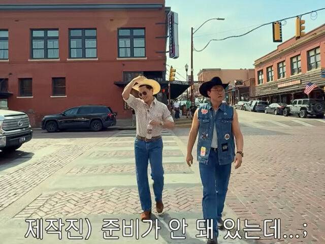 이서진과 나영석 PD는 달라스에서 의상과 소품을 사며 분위기를 한껏 즐겼다. / 넷플릭스 '이서진의 달라달라'