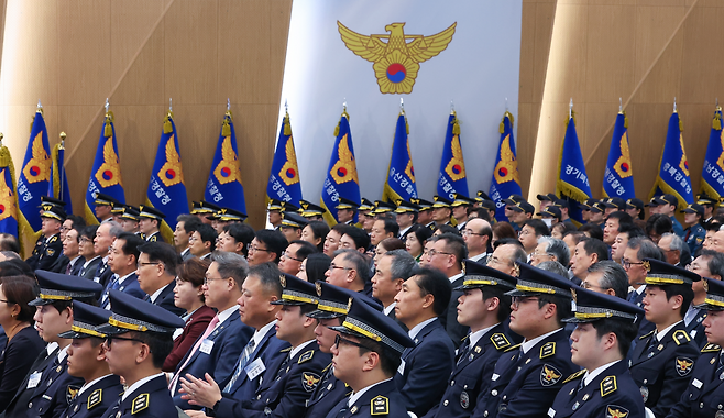 지난해 10월 21일 서울 서대문구 경찰청에서 열린 80주년 경찰의 날 기념식에 참석한 경찰관들 [연합]