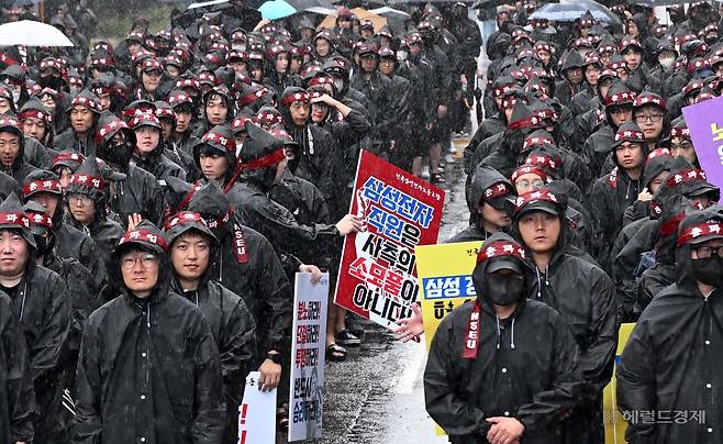 전국삼성전자노동조합이 지난 2024년 7월 경기도 화성시 삼성전자 화성사업장 정문 앞에서 노조원들이 구호를 외치고 있다. 화성=이상섭 기자