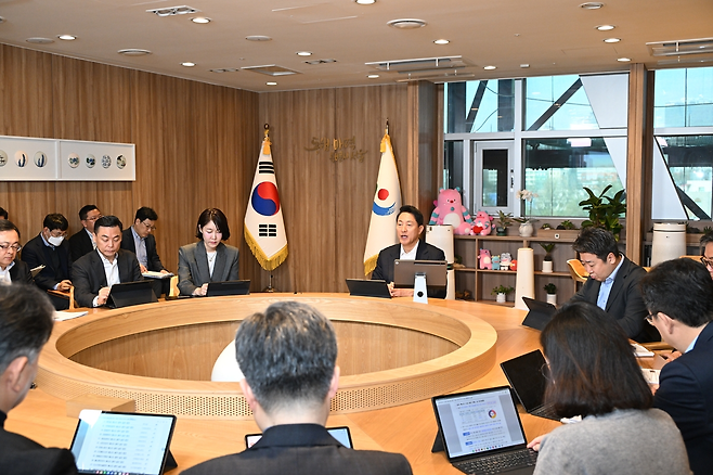 오세훈 서울시장이 31일 집무실에서 ‘중동상황 관련, 서울시 에너지 위기 극복 대책회의’를 주재하고 있다. [서울시 제공]