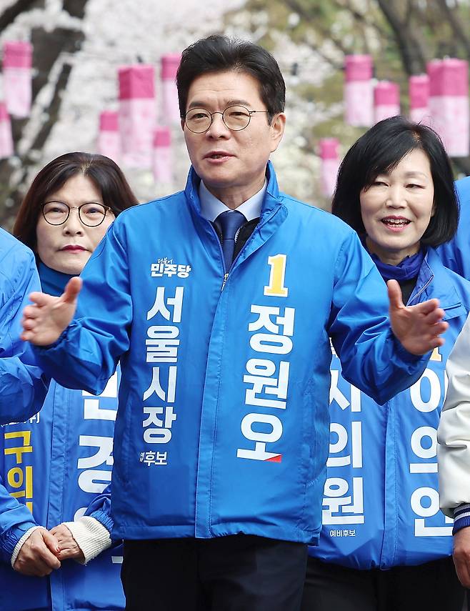 더불어민주당 서울시장 예비후보인 정원오 전 성동구청장(가운데)이 31일 서울 동대문구 장안벚꽃로 일대에서 시민들을 만나기 위해 이동하고 있다. [연합]