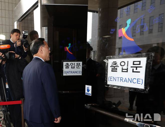 [서울=뉴시스] 배훈식 기자 = 주호영 국민의힘 의원이 27일 오후 양천구 서울남부지방법원에서 열린 국민의힘 지방선거 대구시장 공천배제결정 효력정지 가처분 신청 심문에 출석하고 있다. 2026.03.27. dahora83@newsis.com