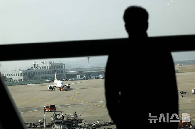 [인천공항=뉴시스] 정병혁 기자 = 25일 인천국제공항 계류장에 항공기가 주기되어 있다.중동 사태 이후 주요 항공사들이 4월 유류할증료 대폭 인상을 예고하면서 항공권 예매를 계획하고 있던 여행객들은 비상이 걸렸다. 여행업계에 따르면 4월 유류할증료 급등을 앞두고 주요 여행사들이 선발권 동의 절차를 서두르는 한편 하드블록 상품과 프로모션을 통해 소비자 부담 완화에 나서고 있다. 2026.03.25. jhope@newsis.com