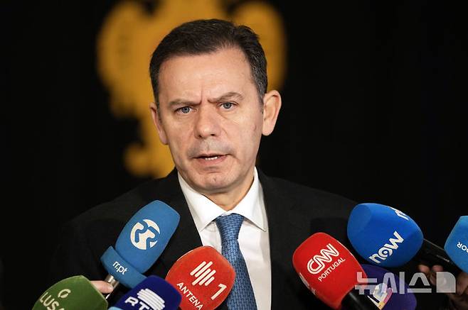 [ 리스본( 포르투갈)=신화/뉴시스]루이스 몬테네그로 포르투갈 총리가 2025년  3월 13일 벨렘 대통령궁에서 레벨루 드 소자 대통령이 소집한 국무회의에 앞서 기자회견을 하면서 의회의 불신임 투표에 대해 설명하고 있다. 포르투갈 국민 8천여명은 미군이 이란 공격을 위해 국내 라예스 공군기지를 사용하지 못하게 하라는 공개 청원서를 3월 30일 총리에게 전달했다. 2025. 03. 31.